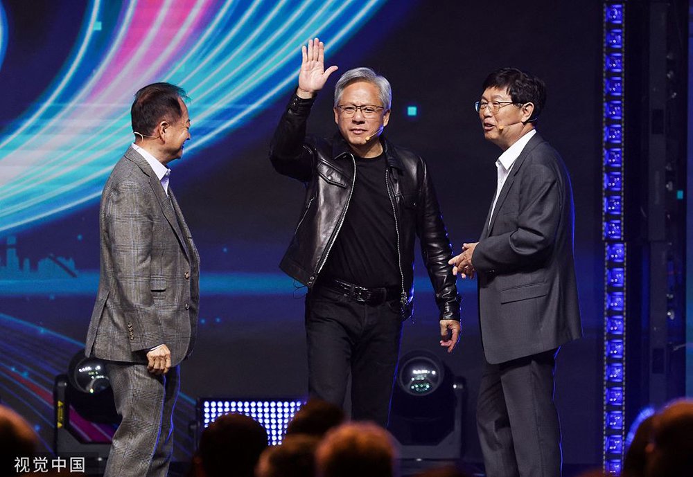 2023年10月18日,在鸿海科技日上,英伟达ceo黄仁勋(中)向人群挥手.