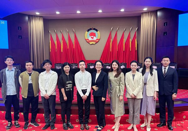 参加开放日活动的东航青年代表(东航综管部供图)