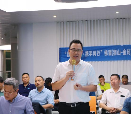 狮山镇党委委员,副镇长黄亮