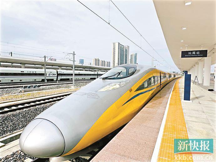 新快报讯 记者许力夫 通讯员蔡震 张楚宏报道 18日上午,一列高速铁路