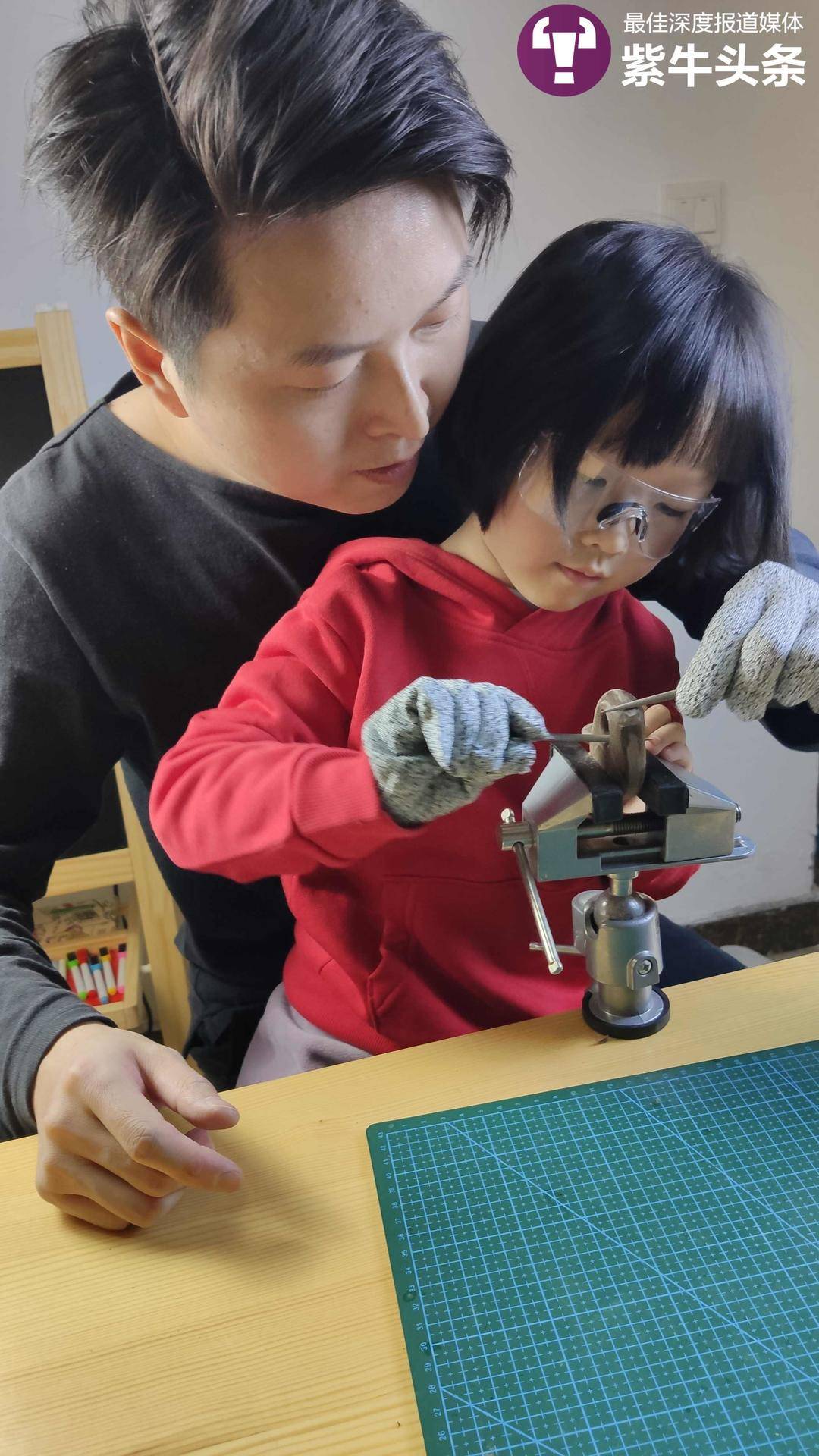 张帅带着尼尼一起做玩具