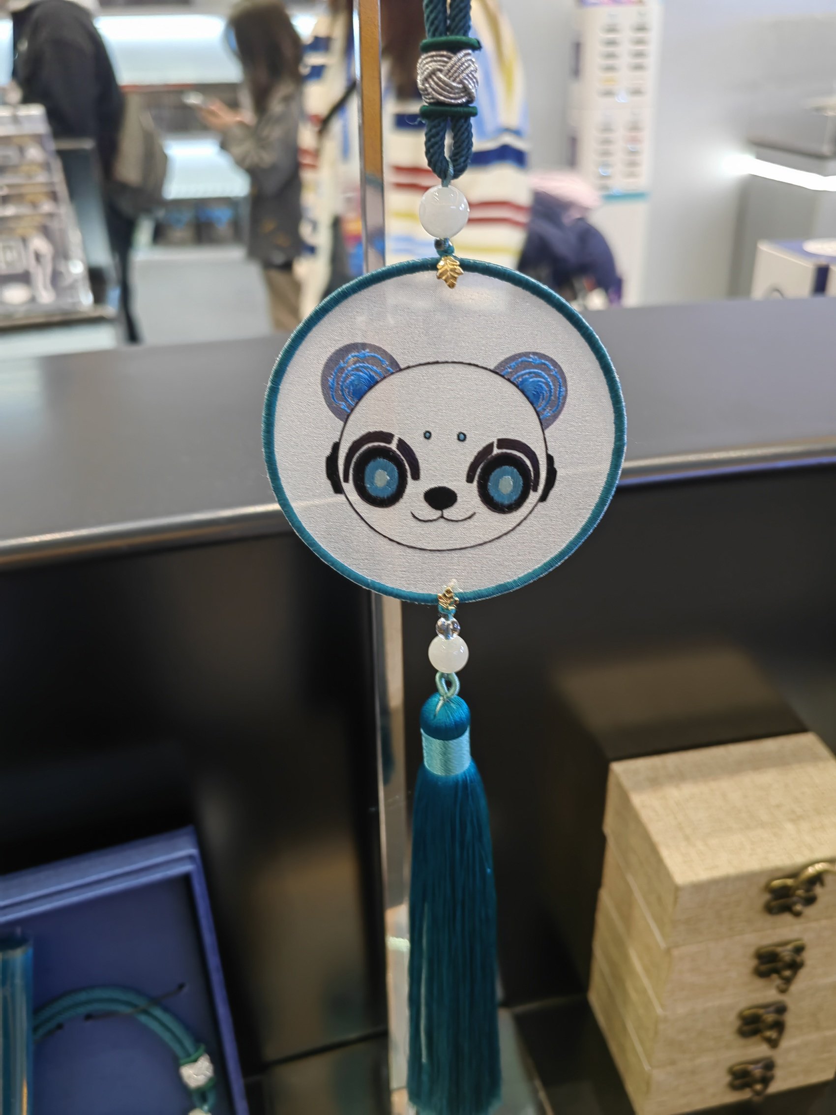 一款以科幻大会吉祥物熊猫"科梦"为原型的"中国风"挂饰.