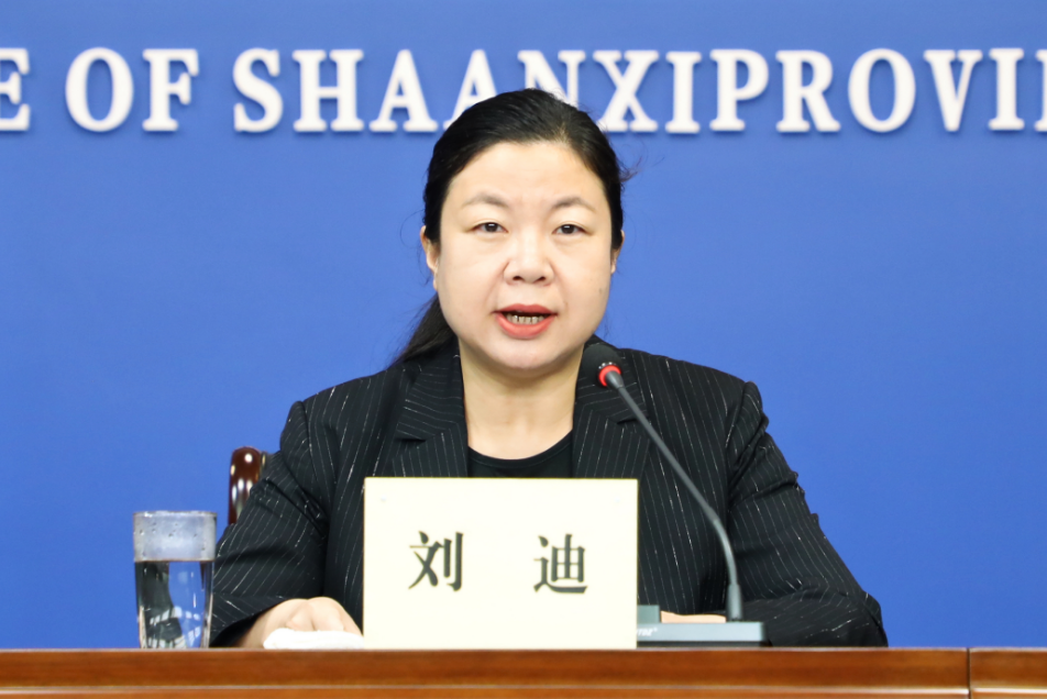 陕西省地方金融监督管理局副局长刘迪在会上回答记者提问时介绍西安市