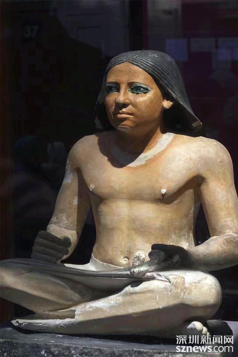 这是书吏坐像,人物刻画得很细腻,特别的写实.200埃镑上的图案就有他.