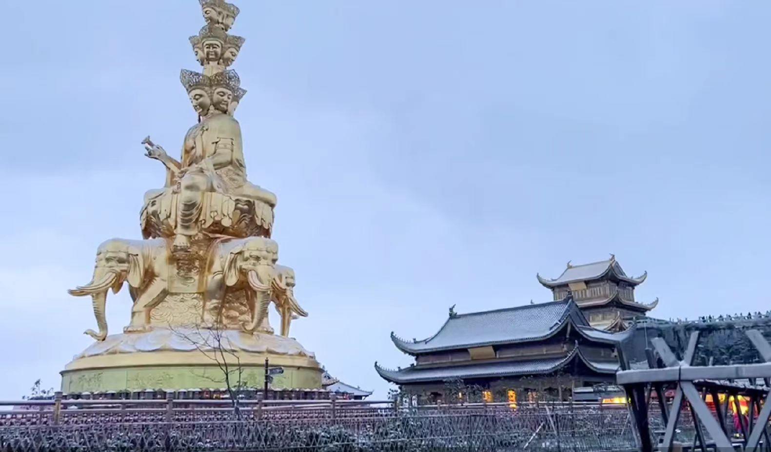 峨眉山迎来今年入秋后第一场雪，比去年迟来11天 游客兴奋拍照留念