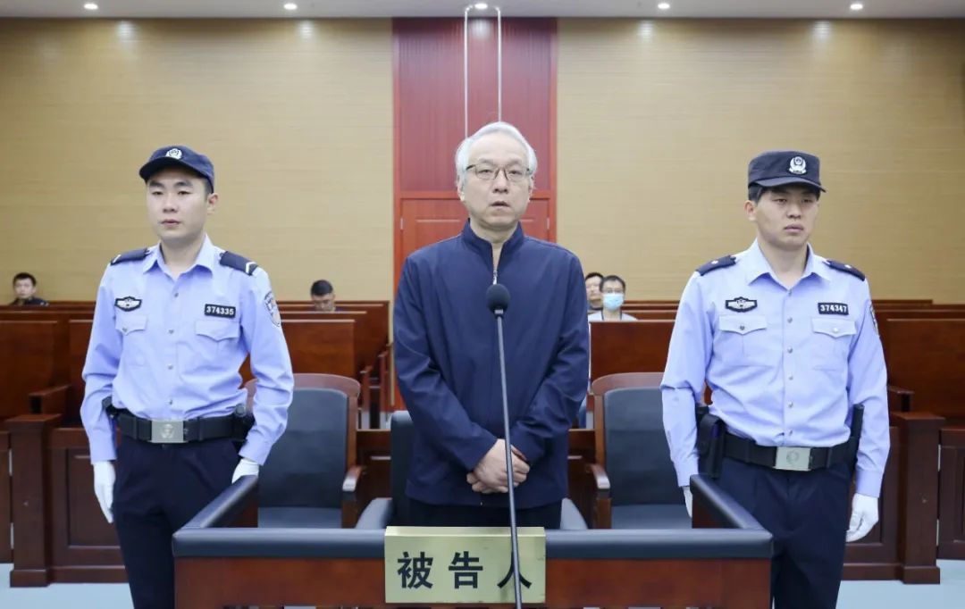 山东省日照市中级人民法院一审公开开庭审理了泰安市岱岳区原区委书记