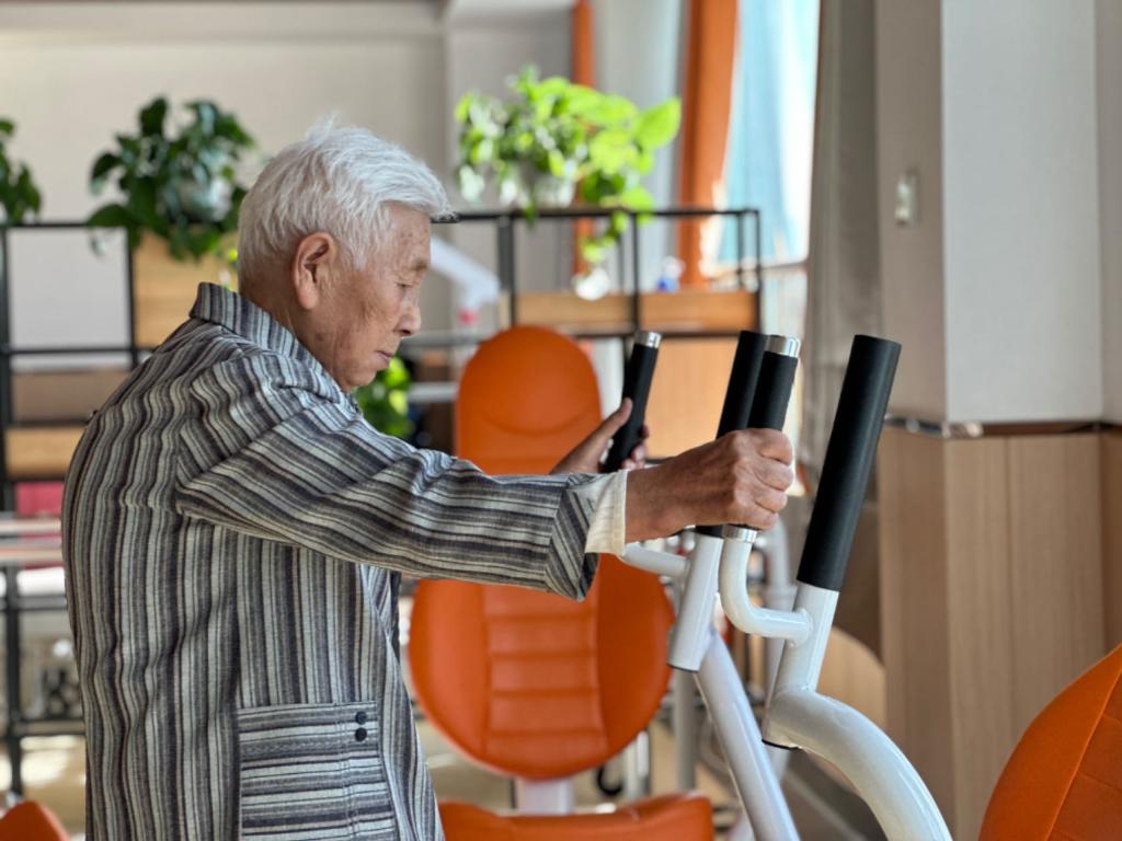 10月19日,在青海省西宁市一家社区活动中心,老人正在锻炼身体.