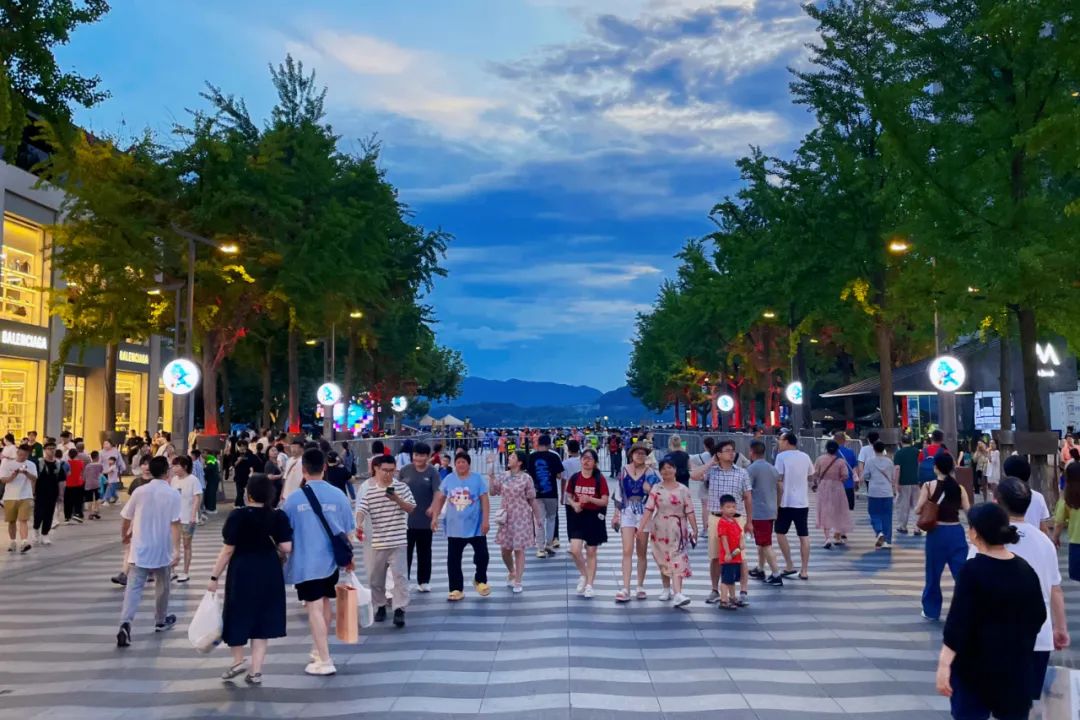 夜晚杭州街头密集的人流