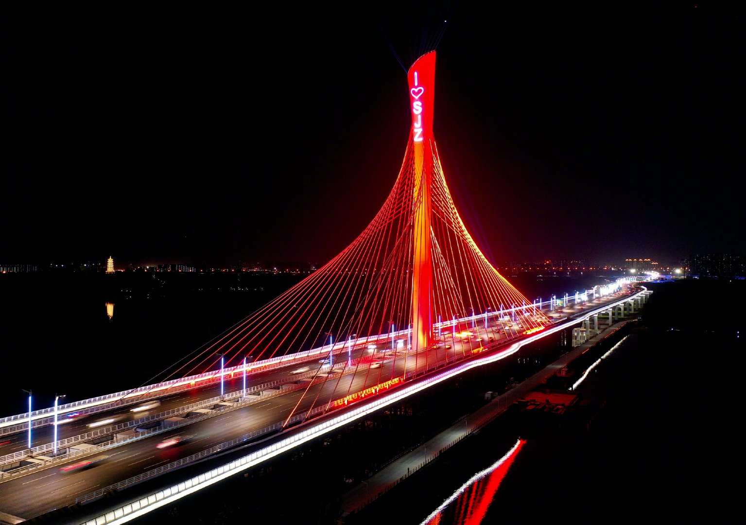 亮化后的滹沱河特大桥愈夜愈美.