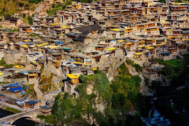 俄亚大村 曾平摄脱贫攻坚期间,木里全县累计投入扶贫资金48.