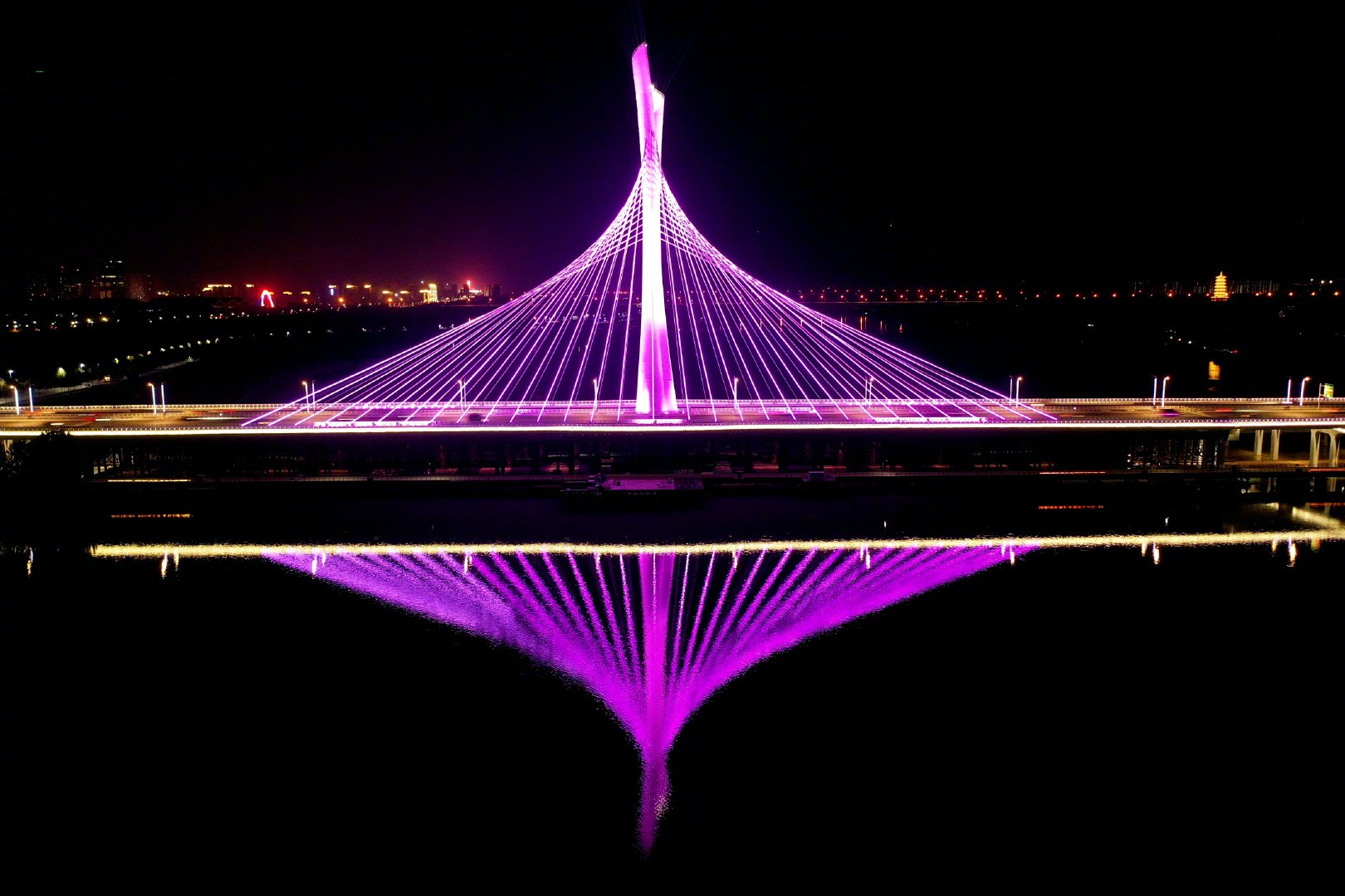 亮化后的滹沱河特大桥愈夜愈美