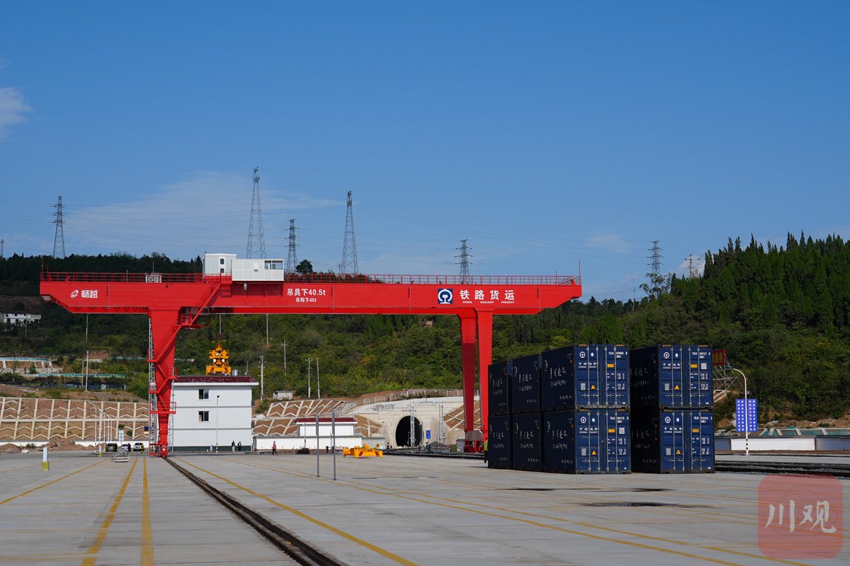 9月28日，广元铁路综合物流基地项目一期工程建成投运。张敏 摄