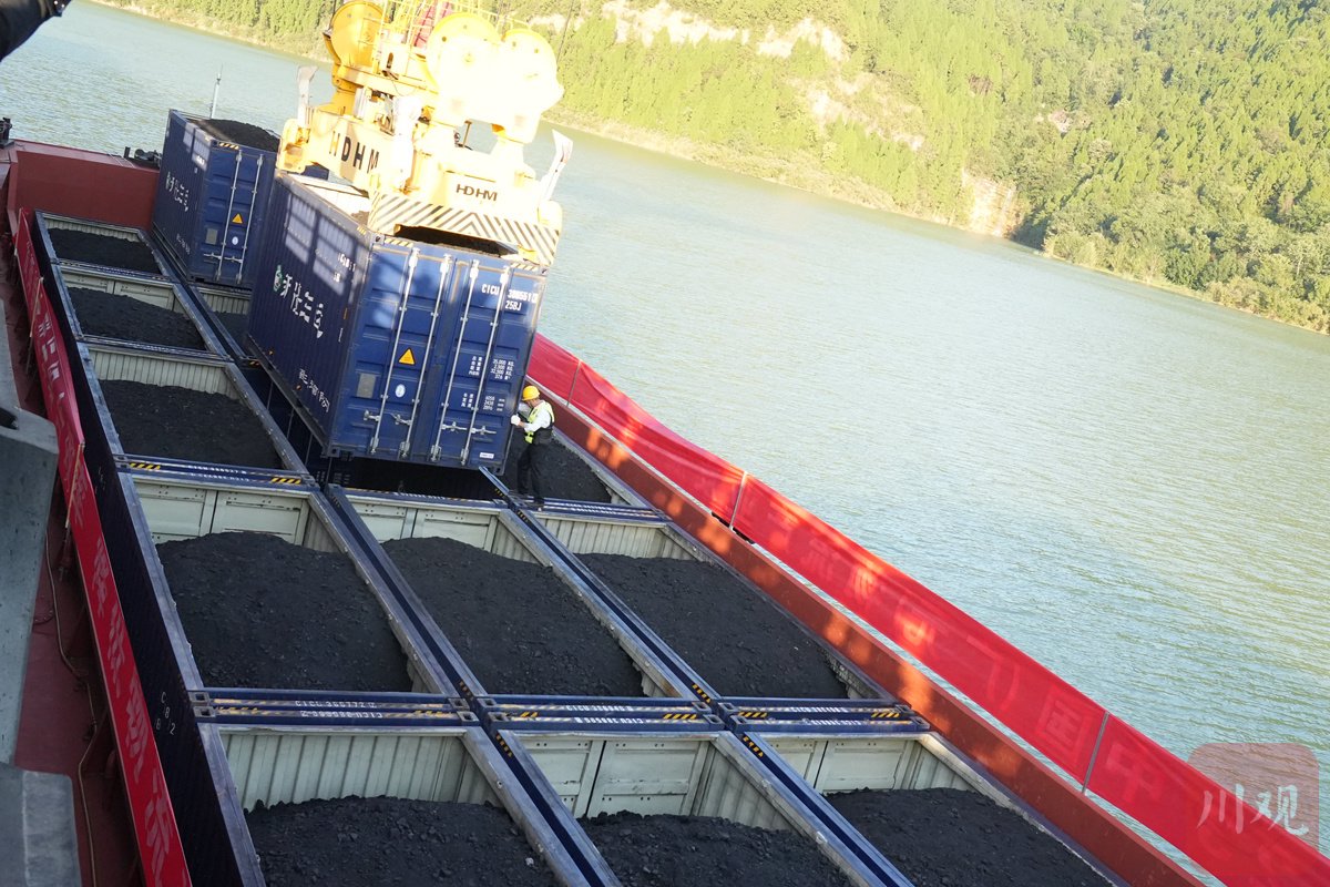 10月19日下午，广元嘉陵江物流港，通过铁路从新疆运到广元的煤炭，将通过水路转运到目的地重庆永川。张敏 摄