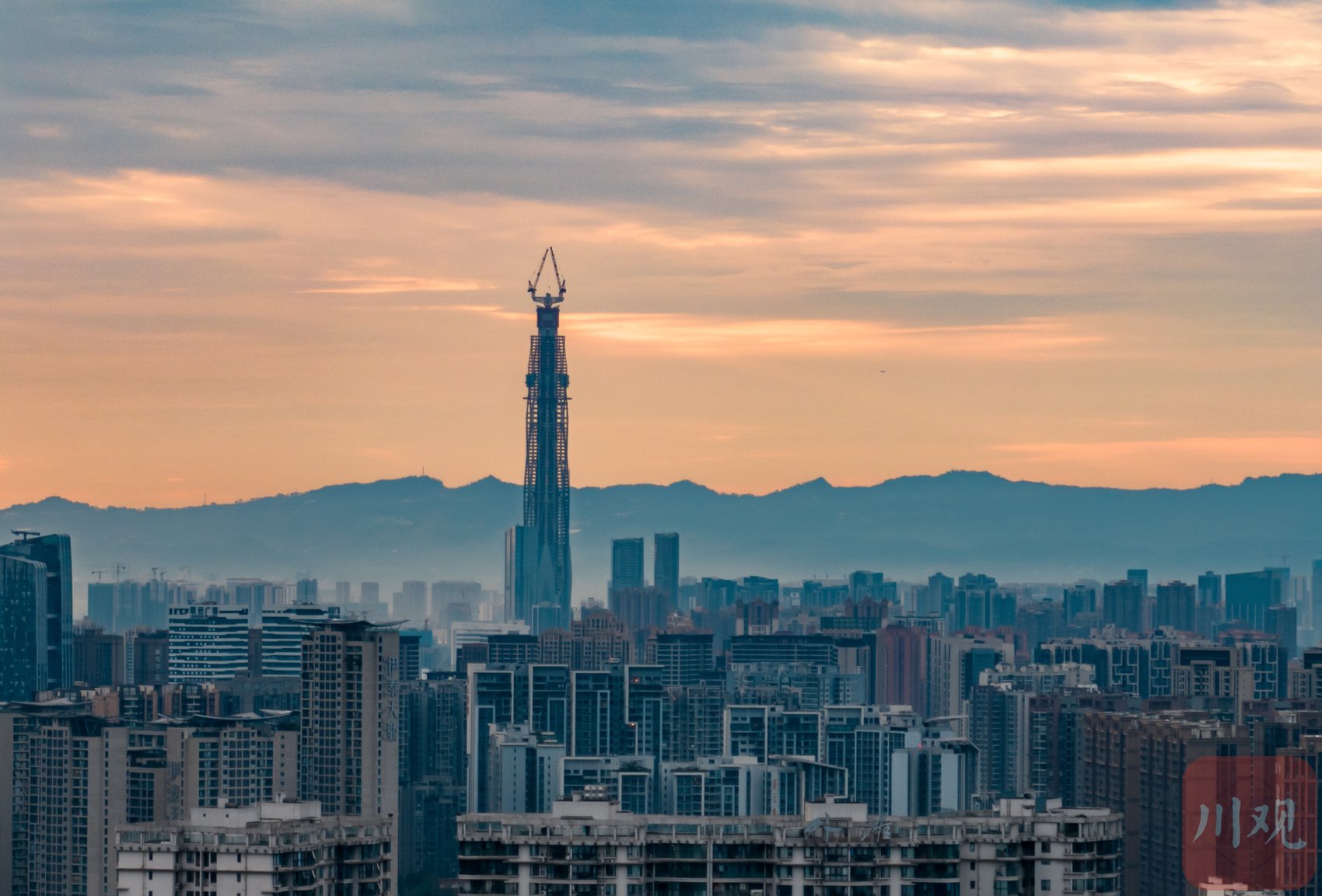 10月20日早晨,在成都市中心眺望龙泉山.