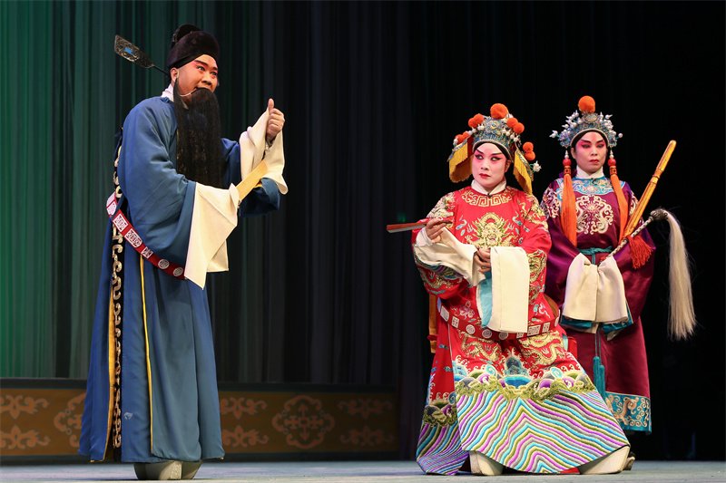 石家庄市丝弦剧团的演员表演丝弦剧目《调寇》.新华社发