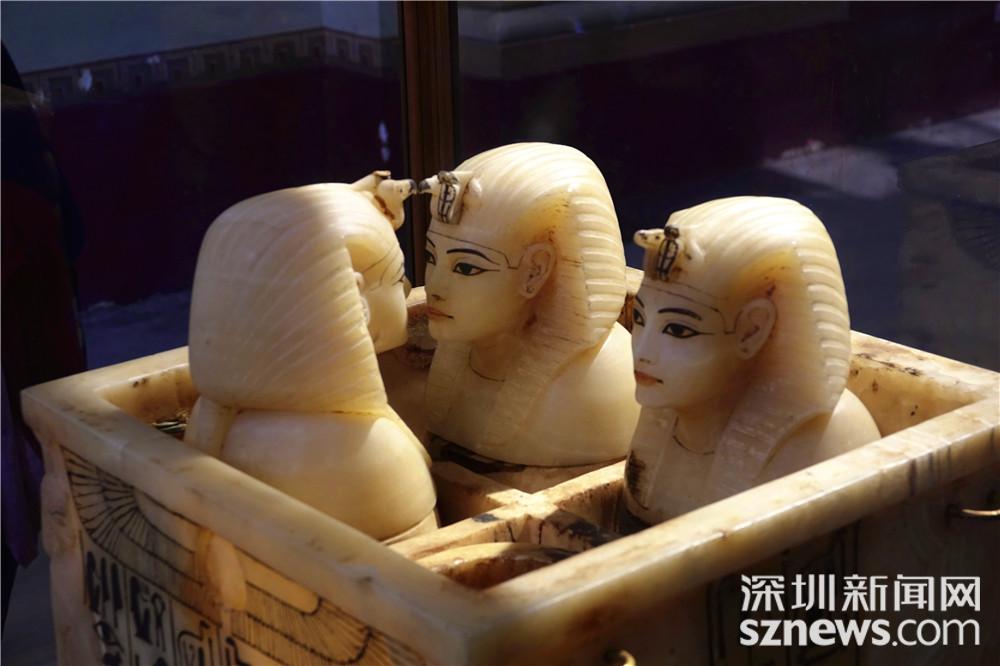 石板上雕刻着统一上下埃及的第一任法老美尼斯
