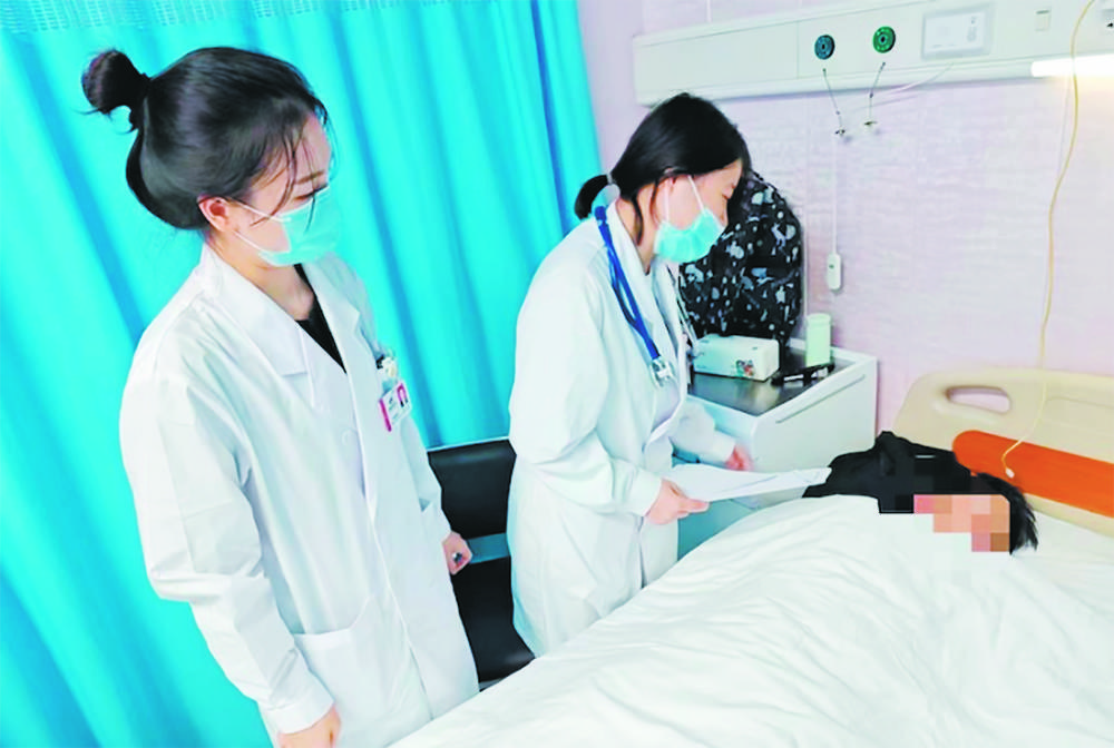 西南医院儿科病房,医生正在查看患儿的情况.
