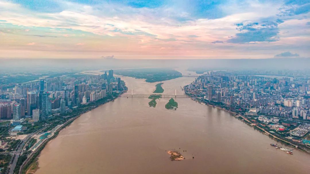 航拍南昌市赣江两岸城市建筑.图/图虫创意