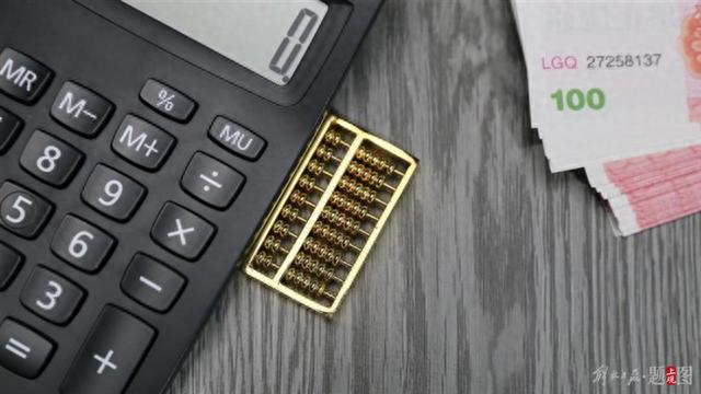 "人民币"被装饰蛋糕做木雕进行售卖|人民币_新浪财经_新浪网