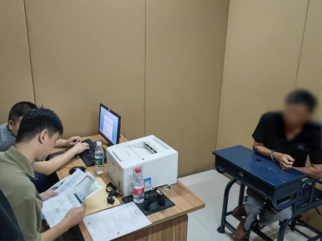 民警对犯罪嫌疑人进行审讯.图源:上海公安