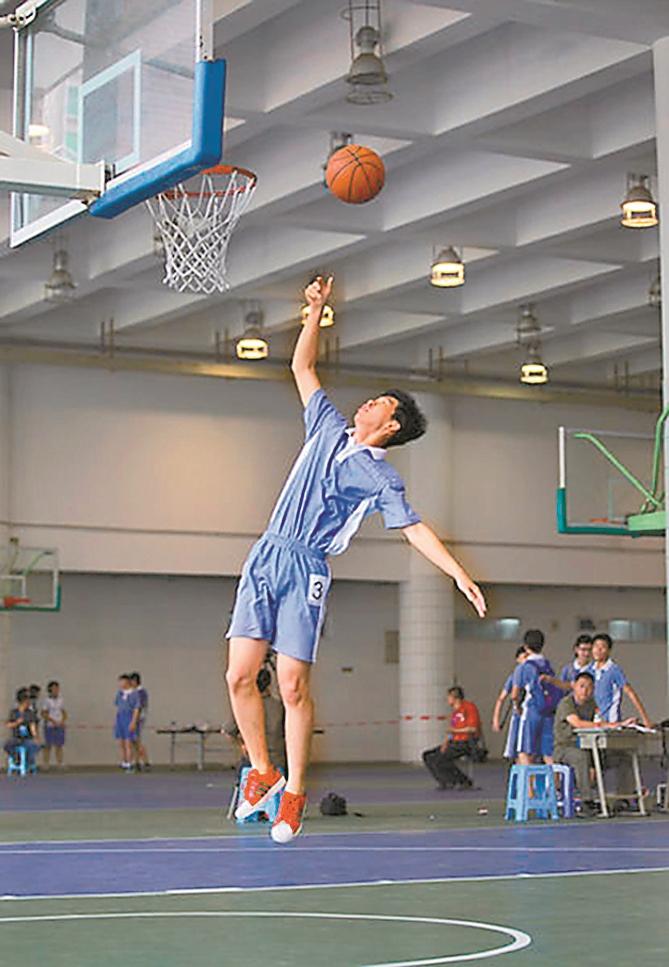 深圳高级中学学生参加篮球考试.