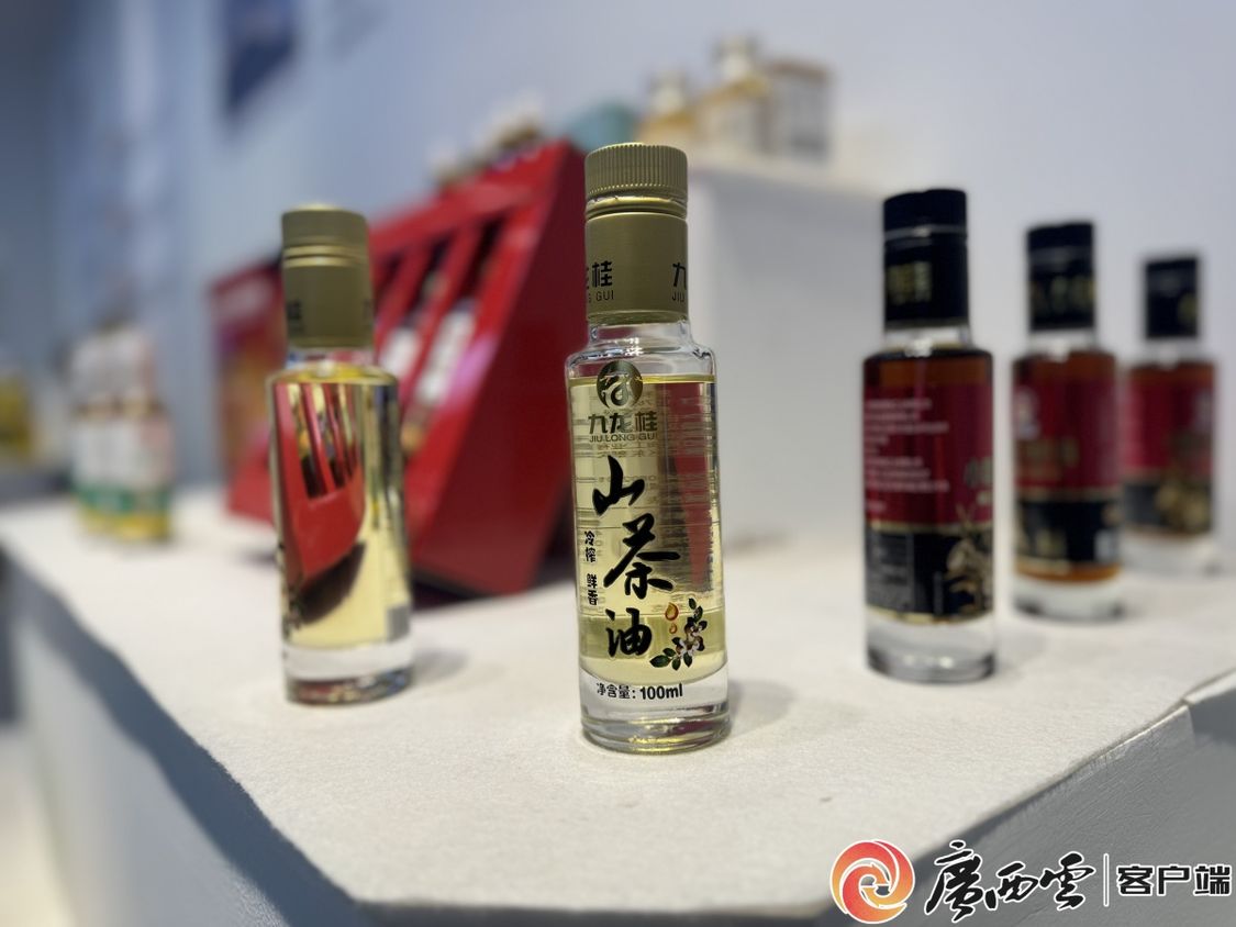 "九龙桂"牌山茶油.记者 卢惠敏 摄