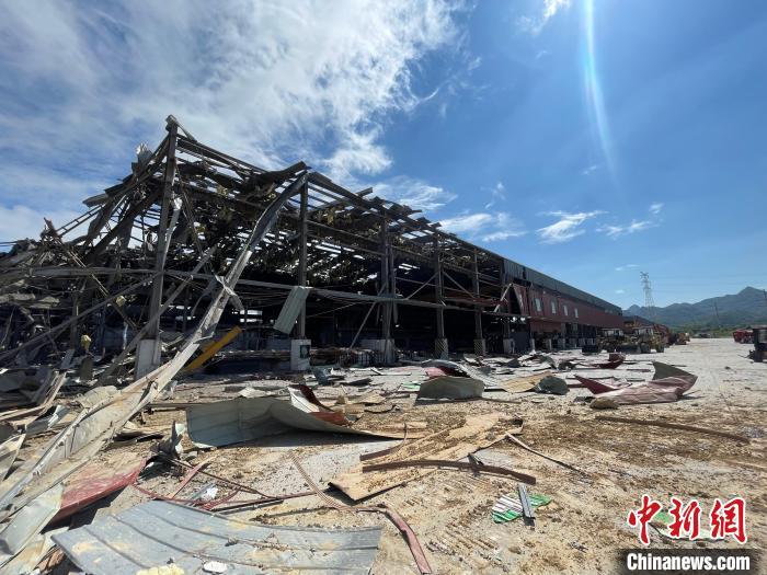 图为发生爆炸事故的厂房被严重破坏.王伟臣 摄