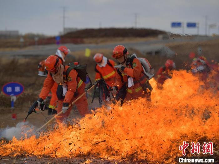 森林消防员正在灭火.刘栋 摄
