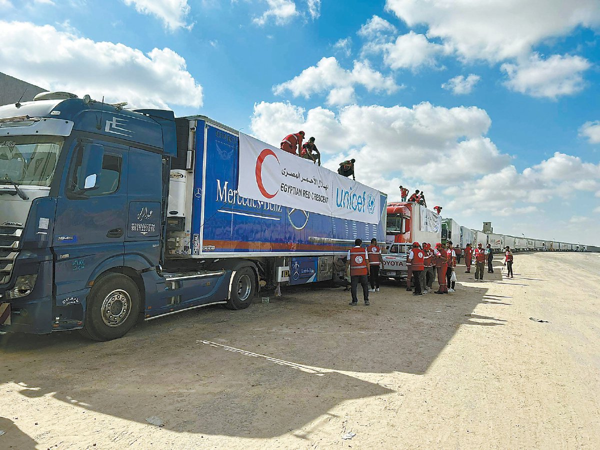 埃及援助人员准备救援卡车|埃及_新浪财经_新浪网
