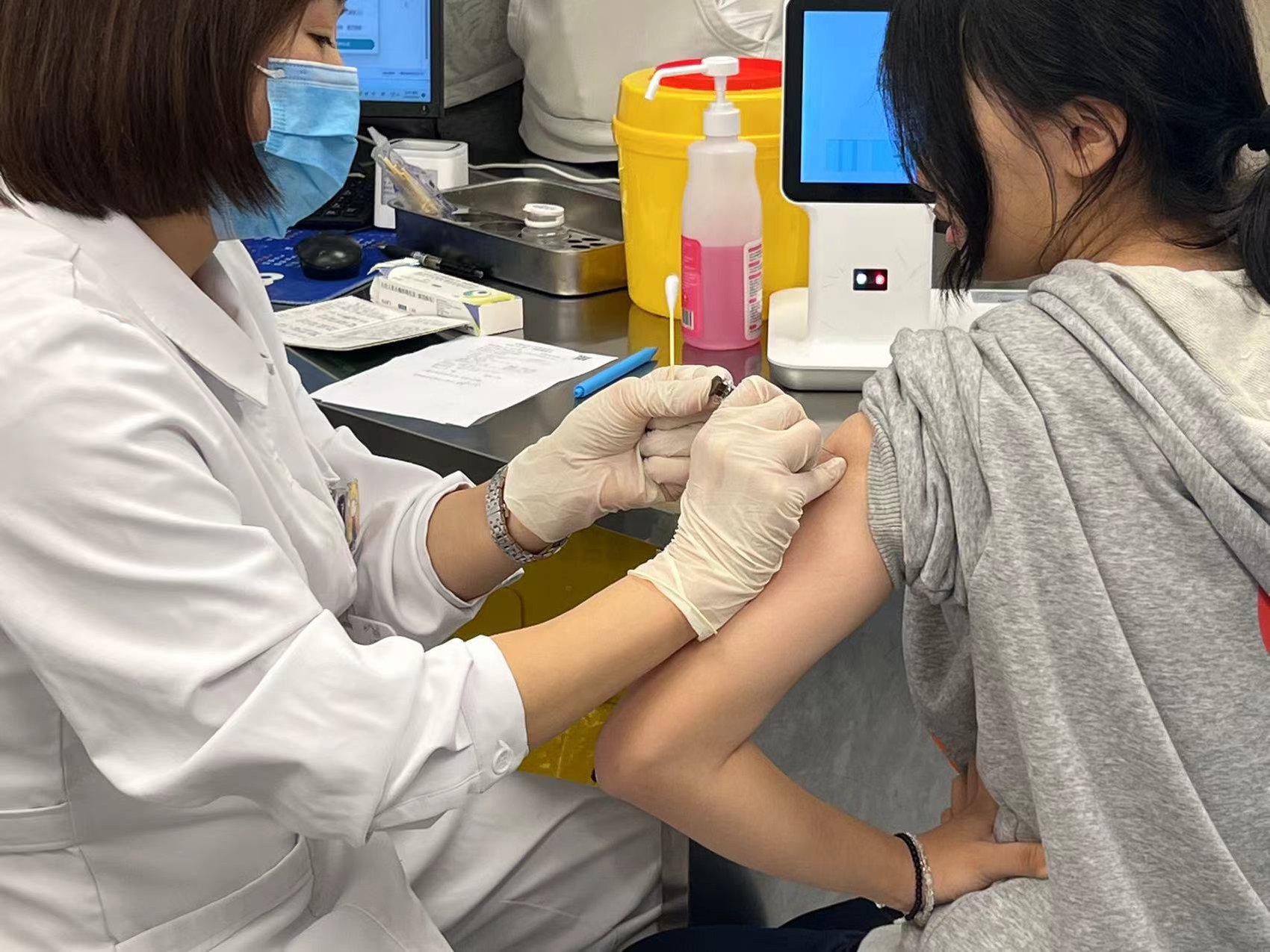 成都适龄女孩hpv疫苗开始接种 首次将九价纳入补贴方案|hpv疫苗_新浪