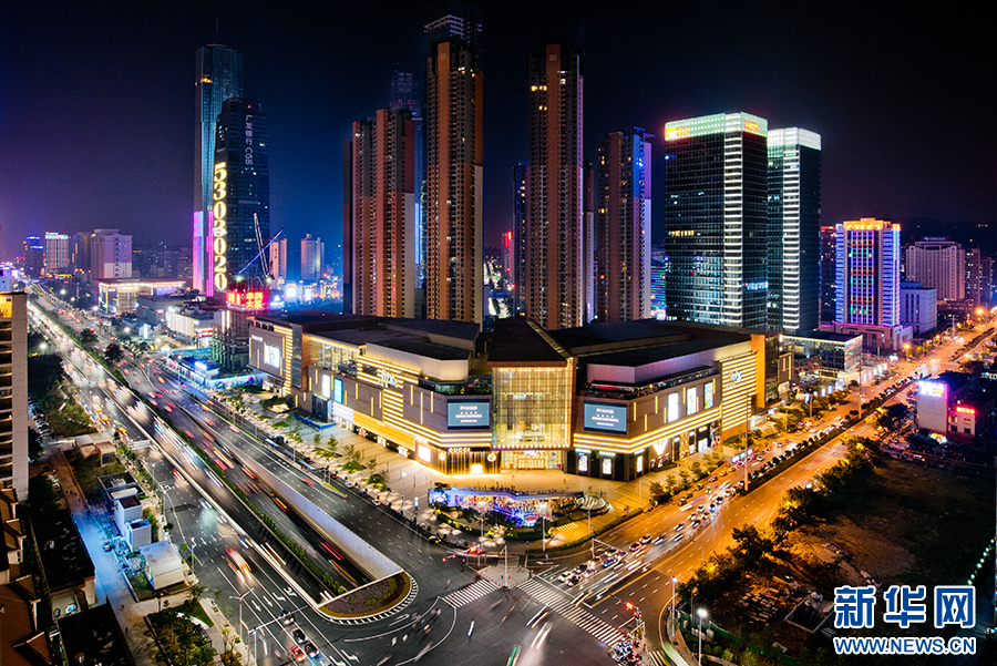 航拍万象城夜景.彭湘鄂 摄