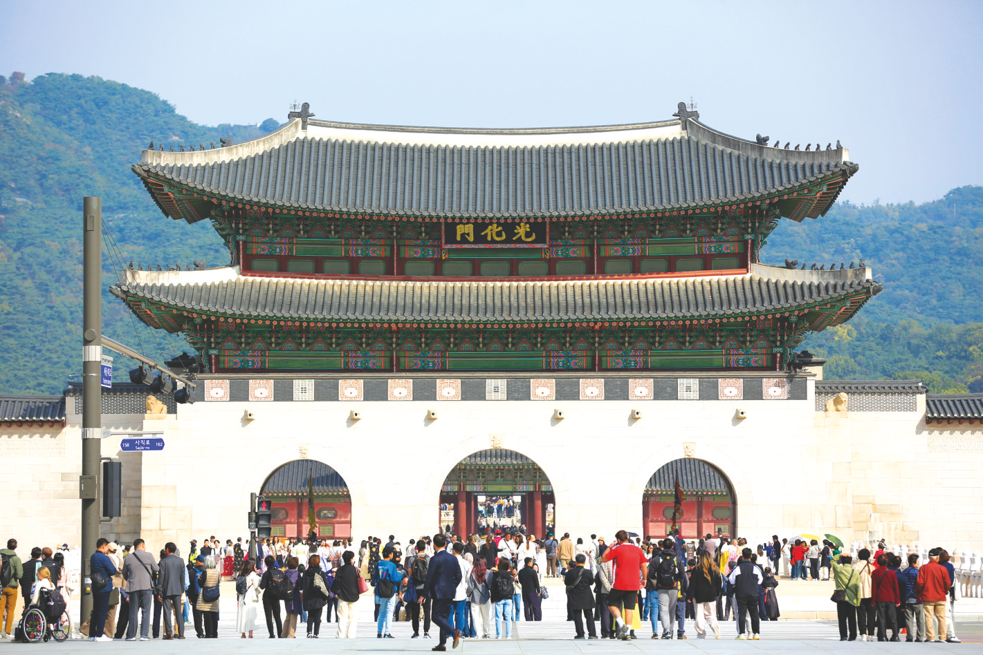 10月18日,游客在韩国首尔光化门参观.