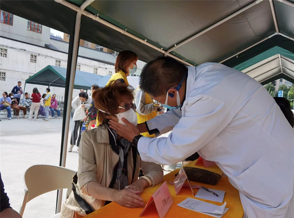 中医药大学附属曙光医院名医中心负责人余志红带队的义诊团队早早就位