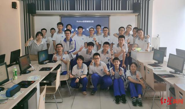 ▲Roblox创意编程社团成员和王钰茹老师（左边，条纹衣服）