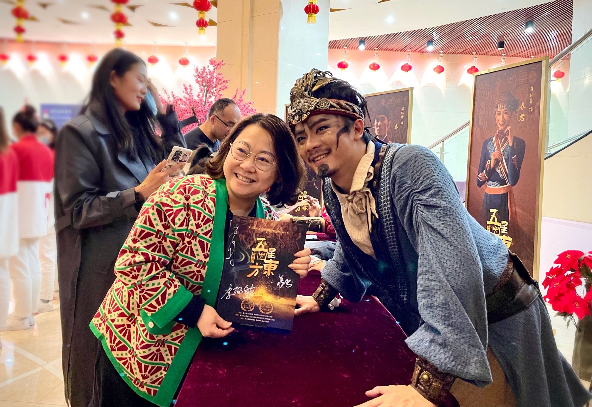 3月19日,在新疆和田,《五星出东方》表演结束后观众与演员合影.