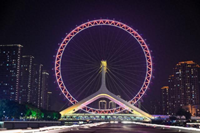 位于永乐桥上的"天津之眼"摩天轮.新华社记者 孙凡越 摄