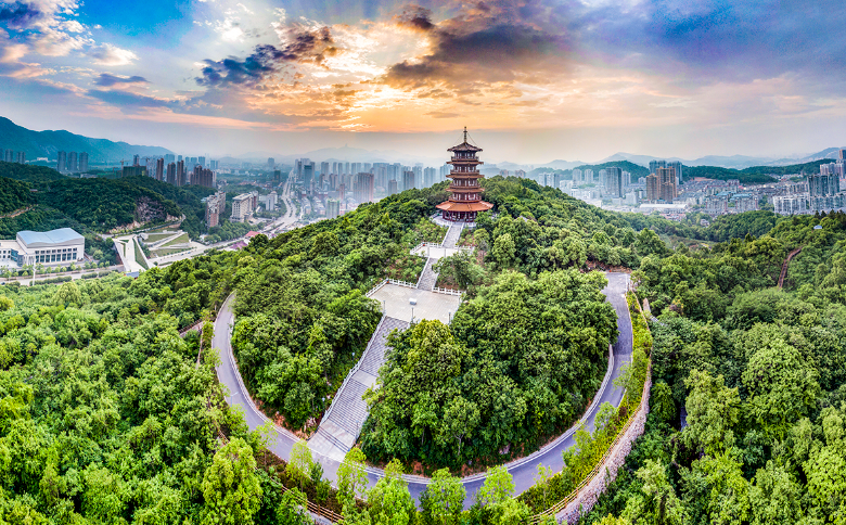 是影影绰绰的月亮山波光潋滟的磁湖近处有鳞次栉比的高楼置身安流塔上