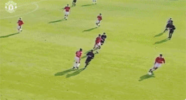 1996年8月17日，曼联对阵温布尔登的比赛中，贝克汉姆的的中场吊射图源网络