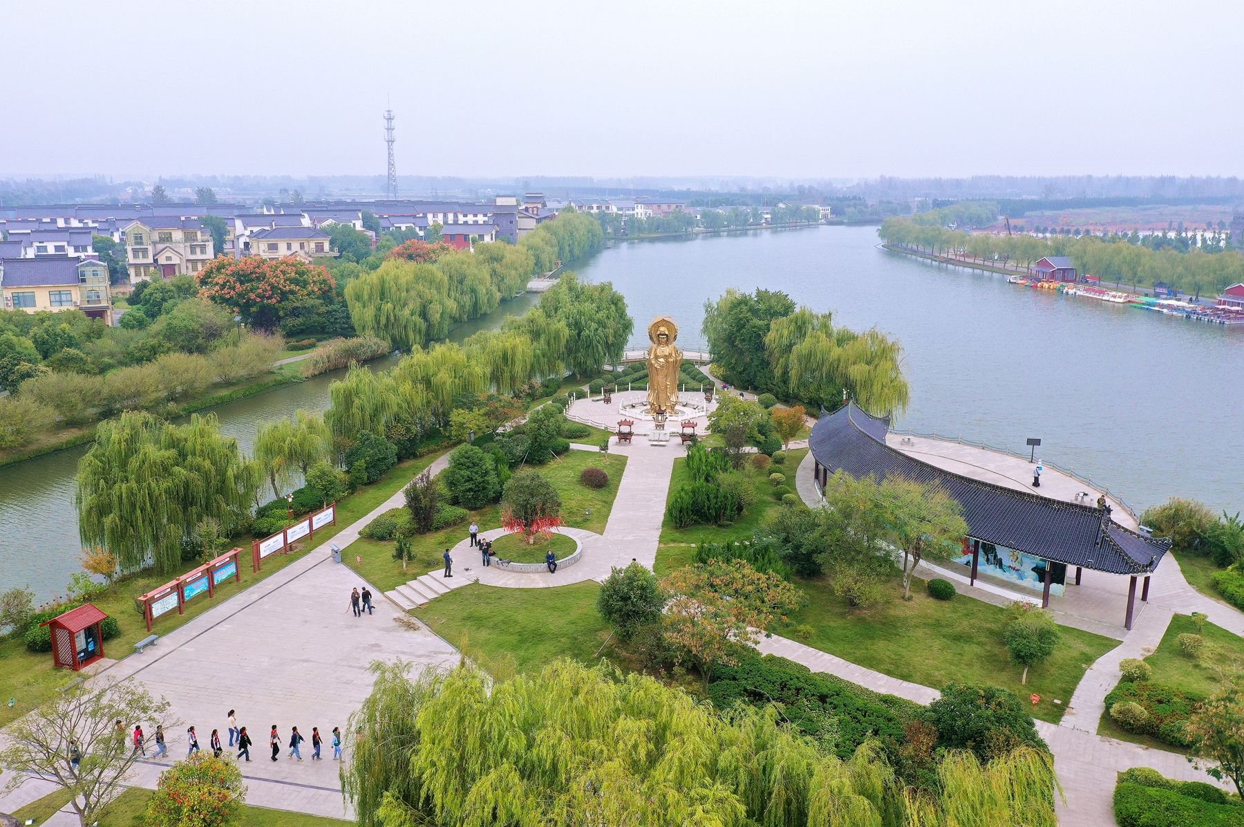 参与者们先赴益林镇人民公园参观.