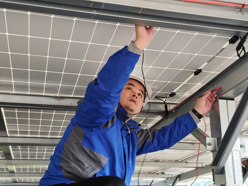 永福绿能质检工程师在永泰对安装好的电站进行漏电检测，确保电站安全。永福绿能 供图