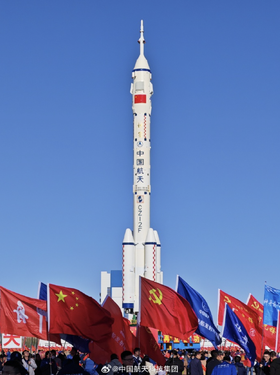 发射中心测发系统全部岗位参加,在发射场系统的统一调度下,塔架,火箭