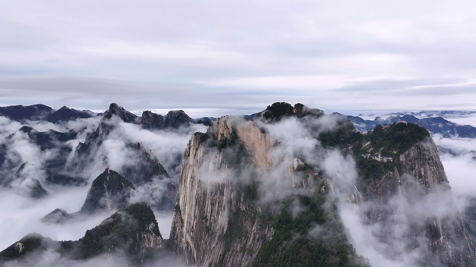 云雾缭绕宛若仙境(本文图片由渭南广播电视台提供)华山下棋亭云海景观