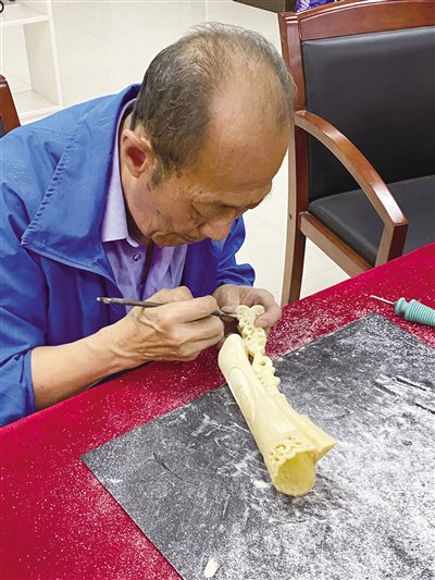 牛骨雕刻:以刀为笔 琢骨生花|骨雕_新浪财经_新浪网