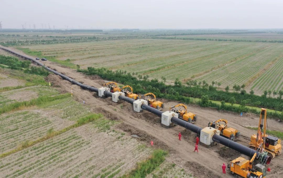2021 年 6 月,工人在河北唐山附近安装天然气管道的新管段