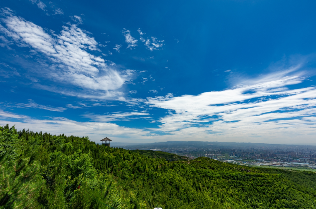 玉泉山风光.受访者供图"烧煤供暖是冒黑烟,现在是干绿事业"
