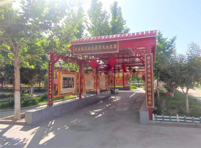 新疆维吾尔自治区喀什地区疏附县托克扎克镇中心小学的文化长廊.