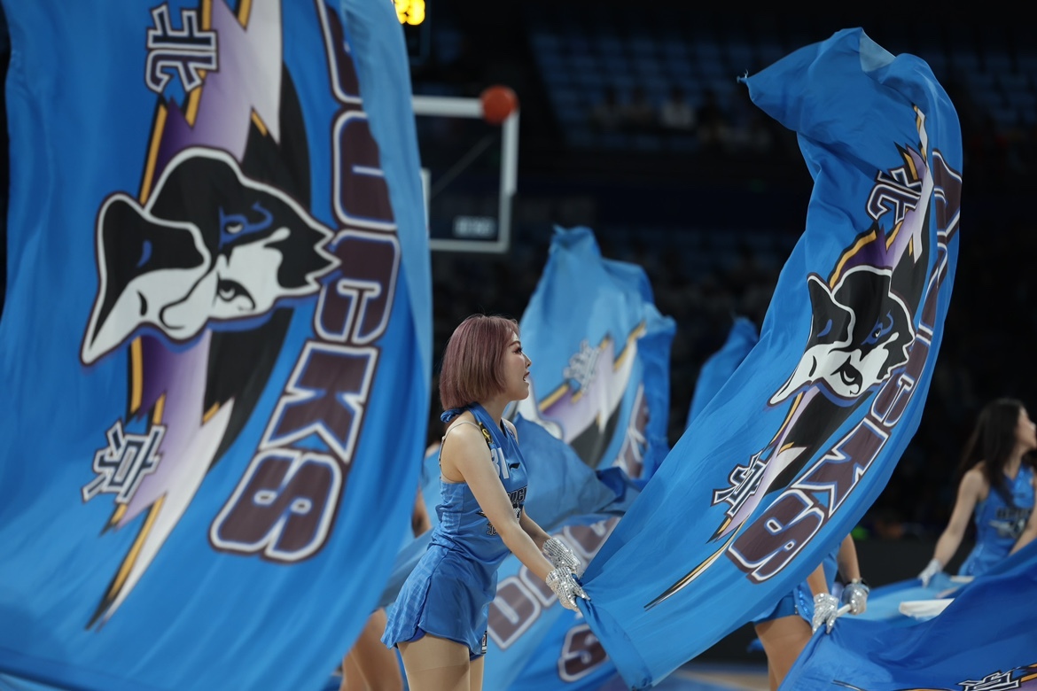 在新的主场首体,北汽拉拉队营造了浓郁的主场氛围.