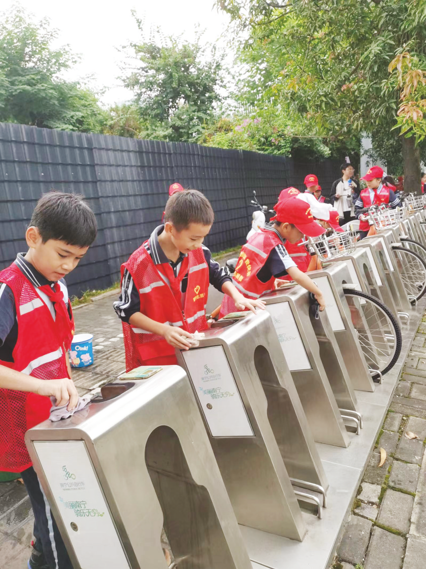 &nbsp;&nbsp;&nbsp;&nbsp;小志愿者们认真擦洗路边公共设施&nbsp;&