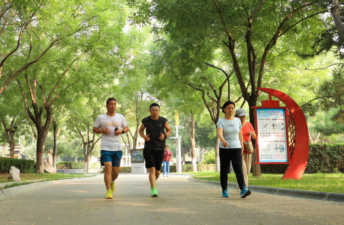辛集市民在润泽湖公园智慧步道跑步锻炼.河北日报通讯员 娄雅坤摄
