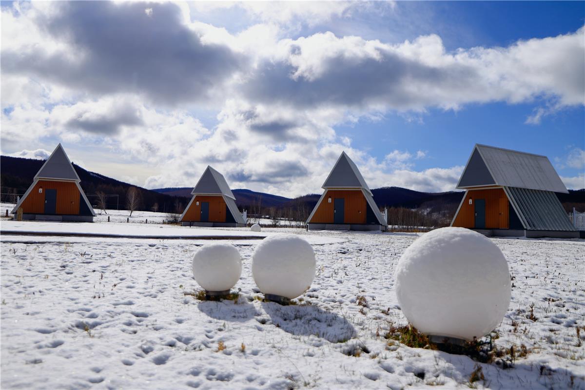 银装素裹的鹿角湾温泉度假营地.